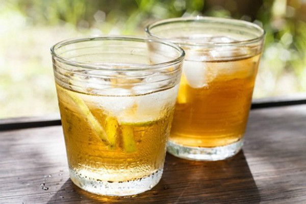 Tác động làm tăng nguy cơ mất nước của trà và cà phê sẽ rõ rệt hơn ở những người ít uống đồ chứa caffeine. Cung cấp đủ nước cho cơ thể rất quan trọng để đảm bảo hoạt động bình thường. Chính vì vậy, bạn nên chú ý những dấu hiệu mất nước dưới đây để bổ sung kịp thời.