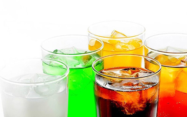 Ngoài rượu bia, các loại đồ uống chứa caffeine như soda không nên uống trong ngày nắng nóng. Việc uống lượng lớn có thể làm bạn hết khát nhất thời song lại làm tăng nguy cơ mất nước.