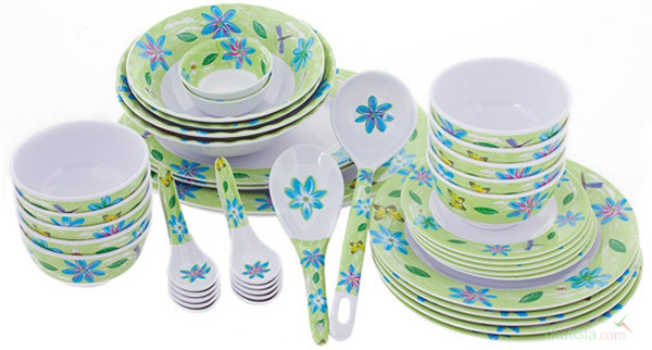 Kết quả phân tích thực hiện tại Trung Quốc cho thấy hầu hết các loại bát nhựa bày bán ở vỉa hè đều chứa formaldehyde vượt tiêu chuẩn. Chỉ chưa đầy 20% sản phẩm đảm bảo an toàn. Ảnh: Internet