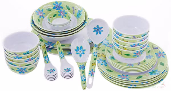 Kết quả phân tích thực hiện tại Trung Quốc cho thấy hầu hết các loại bát nhựa bày bán ở vỉa hè đều chứa formaldehyde vượt tiêu chuẩn. Chỉ chưa đầy 20% sản phẩm đảm bảo an toàn. Ảnh: Internet