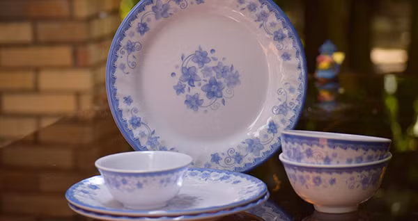 Bát đĩa nhựa họa tiết. Bát đũa nhựa với hình ảnh sống động, khó vỡ được nhiều phụ huynh lựa chọn cho trẻ. Sản phẩm đạt tiêu chuẩn an toàn sẽ không gây vấn đề sức khỏe. Tuy nhiên, dùng bát đũa nhựa, bát giả sứ không rõ nguồn gốc, kém chất lượng vẫn được bày bán. Nhiều phụ huynh không biết mua về, vô tình khiến con nạp lượng lớn chất độc hại.