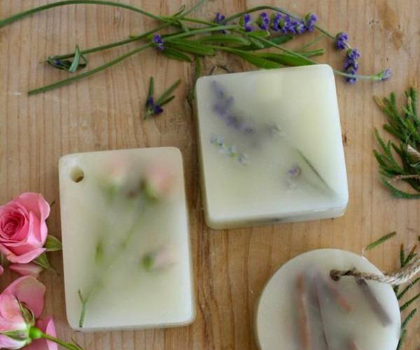 Theo chuyên gia, phòng tắm, nhà vệ sinh thường được thiết kế kín đáo. Dùng sáp thơm khiến hóa chất dễ tích tụ trong phòng. Hấp thụ lượng lớn hóa chất độc hại trong không khí không hề có lợi. Đặc biệt, chất tạo mùi trong sáp không đảm bảo chất lượng bay hơi có khả năng gây đột biến tế bào, tăng nguy cơ gây bệnh bạch cầu.