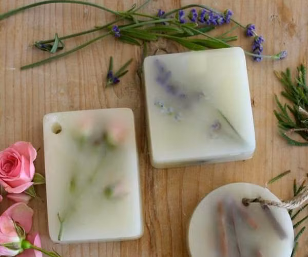 Theo chuyên gia, phòng tắm, nhà vệ sinh thường được thiết kế kín đáo. Dùng sáp thơm khiến hóa chất dễ tích tụ trong phòng. Hấp thụ lượng lớn hóa chất độc hại trong không khí không hề có lợi. Đặc biệt, chất tạo mùi trong sáp không đảm bảo chất lượng bay hơi có khả năng gây đột biến tế bào, tăng nguy cơ gây bệnh bạch cầu.