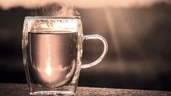 Nước nóng trên 65°C. Nước nóng trên 65°C được xếp vào nhóm chất gây ung thư độ 2a. Nguyên nhân bởi khi đi vào thực quản, nhiệt độ cao có thể làm tổn thương niêm mạc thực quản, tăng nguy cơ ung thư thực quản.