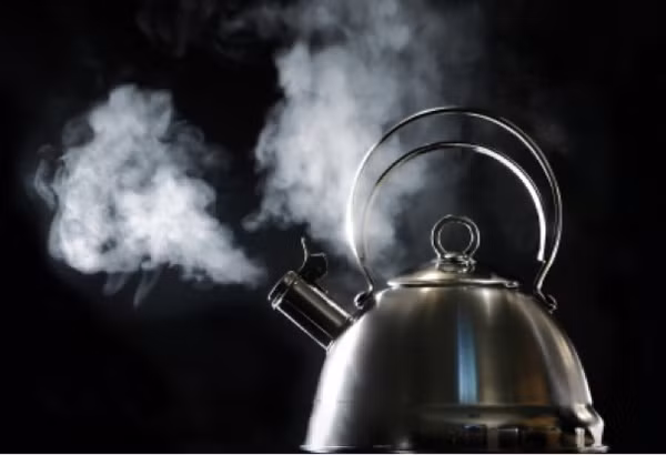 Tương tự, nước đun đi đun lại nhiều lần cũng được đồn thổi làm tăng nguy cơ ung thư do chứa lượng lớn nitrit. Để kiểm chứng, các chuyên gia từng thực hiện thí nghiệm đun nước sôi đến 180 lần. Vậy nhưng, hàm lượng nitrit trong nước vẫn không đạt đến mức gây ngộ độc.