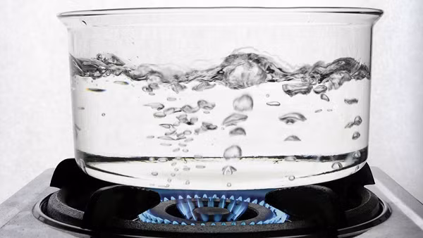 Hàm lượng nitrit trong nước này cũng ít hơn nhiều so với lượng nitrit trong xúc xích, giăm bông. Do vậy, nói nước đun lại nhiều lần, nước để qua đêm làm tăng lượng nitrit chưa thực sự chính xác. Nguyên nhân chính không nên uống nước để qua đêm bắt nguồn vì tính vệ sinh. Trong khi đó, nước đun đi đun lại có thể khiến các chất trong nước biến đổi theo hướng không có lợi.