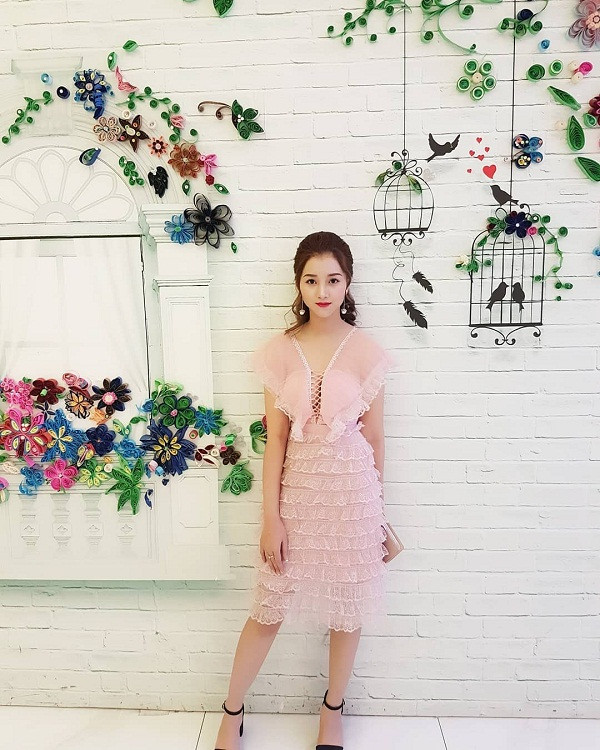 Muốn khoe khéo ưu điểm vòng 1, có rất nhiều trang phục để lựa chọn. Chỉ khi lên đồ 1 cách tinh tế mới không sa đà vào việc khoe thân gây nhức mắt. Ảnh: IGNV