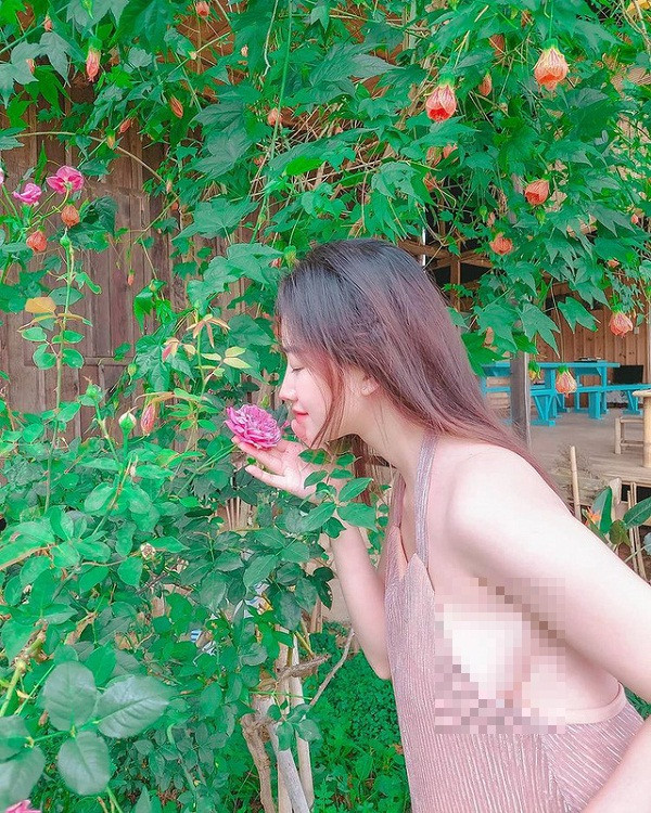 Được biết, Triệu Vân đang là mẫu ảnh đồng thời là chủ cửa hàng thời trang có tiếng tại thành phố Hồ Chí Minh. Hotgirl 9X cũng theo đuổi công việc trang điểm và blogger.