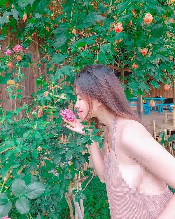 Được biết, Triệu Vân đang là mẫu ảnh đồng thời là chủ cửa hàng thời trang có tiếng tại thành phố Hồ Chí Minh. Hotgirl 9X cũng theo đuổi công việc trang điểm và blogger.