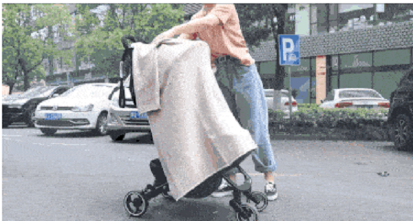 Nhiều phụ huynh lo ngại ánh nắng có thể gây hại da bé nên dùng khăn phủ lên xe đẩy. Không chỉ che nắng, bụi, những chiếc khăn này còn tỏ ra hữu ích trong việc ngăn ngừa muỗi đốt. Tuy nhiên, vật dụng này lại không được khuyến khích bởi nó nguy hiểm với trẻ nhỏ.