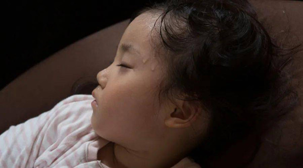 Ngoài nguy hiểm từ nhiệt độ cao và độ ẩm thấp, dùng khăn phủ xe đẩy còn khiến tầm nhìn của bố mẹ bị hạn chế. Một khi trẻ bị say nắng hoặc khó chịu thì bố mẹ cũng khó lòng phát hiện, không thể cấp cứu kịp thời.