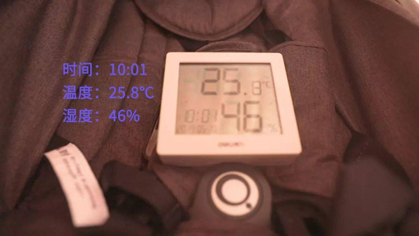 Cách đây không lâu, 1 thử nghiệm dùng khăn phủ xe đẩy từng được thực hiện. Dưới ánh nắng mặt trời, nhiệt độ đo lúc 10h sáng trong xe là 25.8℃, độ ẩm 46%. Quá trình thực hiện, nhóm nghiên cứu dùng một chiếc khăn mỏng và nhẹ phủ lên xe đẩy.