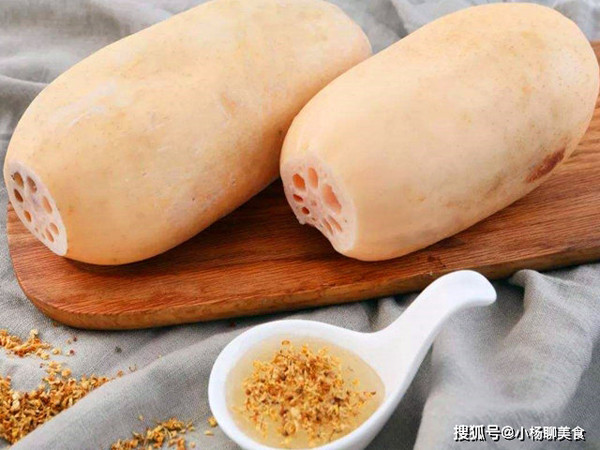 Chọn củ sen có những đốt to, ngắn. Củ sen như vậy vừa đủ độ chín vừa có hương vị thơm ngon. Chọn củ nguyên vẹn, không bị dập úng. Nếu củ sen không còn nguyên, tuyệt đối không nên mua bởi rất dễ chứa kí sinh trùng, vi khuẩn bên trong.