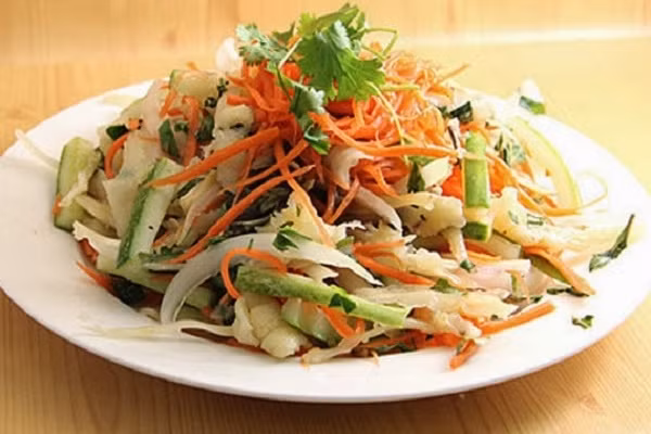 Ngoài việc tìm củ sen loại 7 hay 9 lỗ, nguyên liệu tươi ngon cũng ảnh hưởng rất lớn đến hương vị món ăn. Do vậy, bạn nên chú ý đến cách chọn củ sen ngon dưới đây.