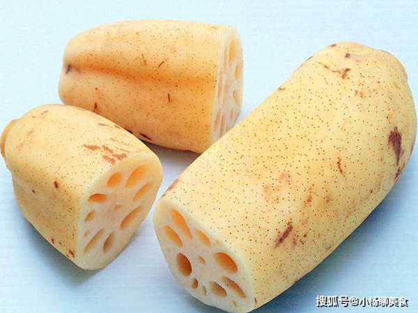 Trong khi đó, củ sen 9 lỗ có vỏ ngoài màu trắng bạc, vỏ mịn màng, thuôn dài. Khi ăn có vị giòn ngọt nên rất thích hợp cho các món salad, xào.