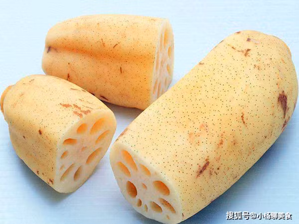 Trong khi đó, củ sen 9 lỗ có vỏ ngoài màu trắng bạc, vỏ mịn màng, thuôn dài. Khi ăn có vị giòn ngọt nên rất thích hợp cho các món salad, xào.