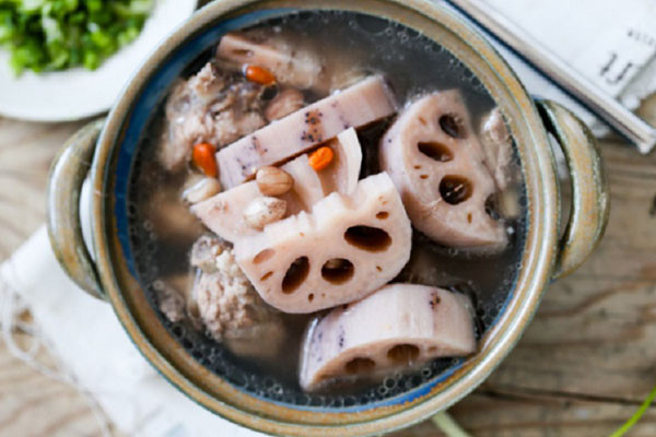 Lượng vitamin K trong củ sen cũng được đánh giá cao. Nó có tác dụng làm co mạch và cầm máu rất tốt. Chính nhờ ưu điểm này, củ sen thường được chọn làm món ăn tẩm bổ cho phụ nữ sau sinh.