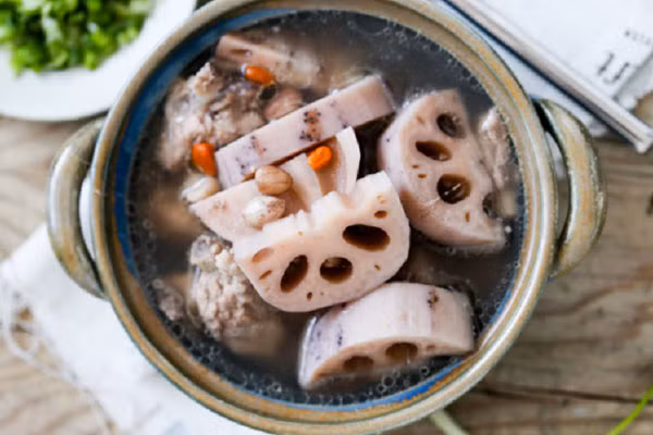 Lượng vitamin K trong củ sen cũng được đánh giá cao. Nó có tác dụng làm co mạch và cầm máu rất tốt. Chính nhờ ưu điểm này, củ sen thường được chọn làm món ăn tẩm bổ cho phụ nữ sau sinh.