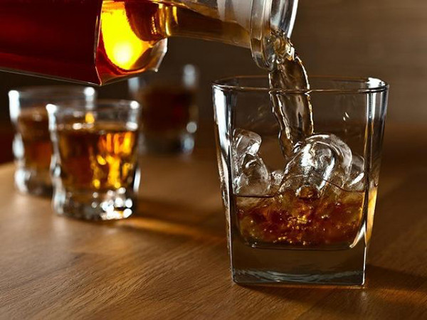 Khi đi vào cơ thể, rượu bia làm tăng lượng nước tiểu. Người uống sẽ bận rộn với việc giải quyết nhu cầu đi tiểu hơn là cố gắng bù nước. Bên cạnh đó, nhiệt độ cơ thể được điều hòa bởi tuyến dưới đồi. Các chất trong rượu khiến vùng dưới đồi hoạt động chậm lại. Điều này đồng nghĩa với việc cơ thể đang cảm thấy nóng sẽ càng thấy nóng hơn. Ảnh: Internet