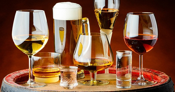 Rượu bia. Chia sẻ với USA Today, giáo sư Khoa Dinh dưỡng và Thể chất Riana Pryor cho biết, rượu là đồ uống dễ gây mất nước nhất, tuyệt đối không dùng trong những ngày nắng nóng.