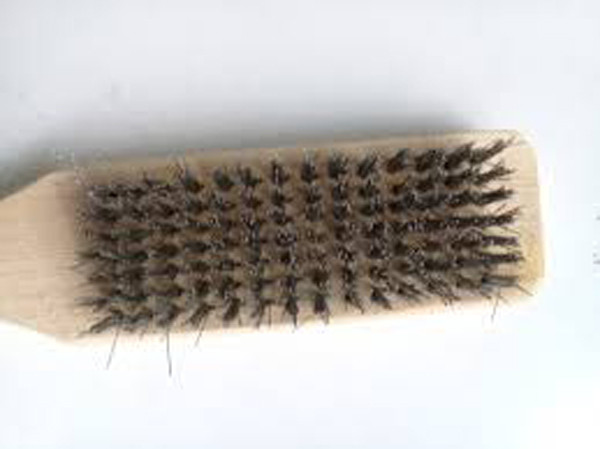 Mức độ nghiêm trọng của việc nuốt phải sợi bàn chải kim loại vô cùng nghiêm trọng. Thông tin công bố trên tạp chí The American Surgeon cho thấy, trong số 6 bệnh nhân được nghiên cứu, có 5 người cần được phẫu thuật. Có 3 người phải phẫu thuật nội soi để can thiệp các lỗ thủng ruột.