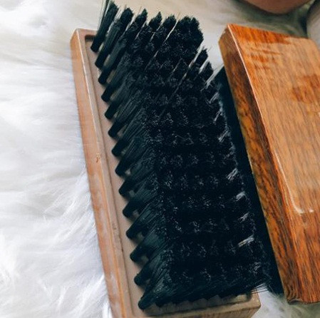 Để làm sạch lò nướng cũng như các vật dụng làm bếp khác an toàn, chuyên gia khuyên bạn nên sử dụng bàn chải bằng sợi nylong. Loại bàn chải này mềm hơn, hiệu quả có thể không bằng bàn chải kim loại song an toàn. Khi đi vào cơ thể, nó sẽ không gây thương tích nguy hiểm.