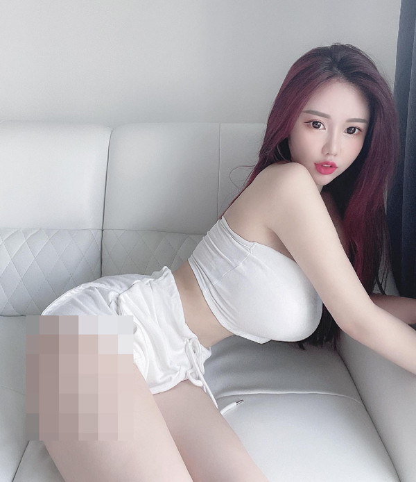 Điểm chung của những chiếc quần này độ dài chỉ nhỉnh gang tay, ôm sát để lộ đường cong như vẽ.