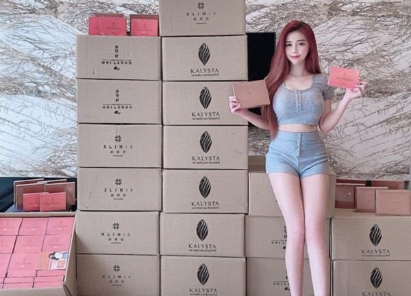 Đằng trước là vậy, phía sau chiếc quần càng xứng đáng gắn mác “thảm họa thời trang”. Nó quá ngắn để che kín vòng 3. Chưa kể, thiết kế phô diễn hông quả táo khiến không ít người nhìn “nóng mắt”.