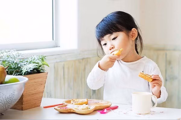 Giai đoạn giãn cách, nhiều mẹ cuống cuồng vì lo 3 bữa cơm cho cả gia đình, nhất là với các em bé, làm món bánh đơn giản gì ngon miệng và đổi bữa để bé chịu ăn?