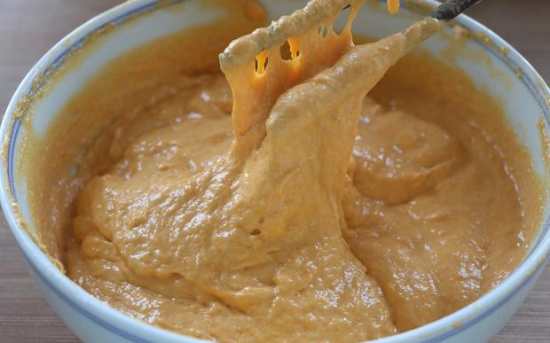 Hỗn hợp nhấc đũa lên hỗn hợp không rời ra là được, dùng màng bọc thực phẩm bọc lại.