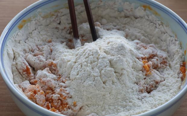 3. Sau đó từ từ cho bột vào trộn đều, sao cho đạt độ sánh.