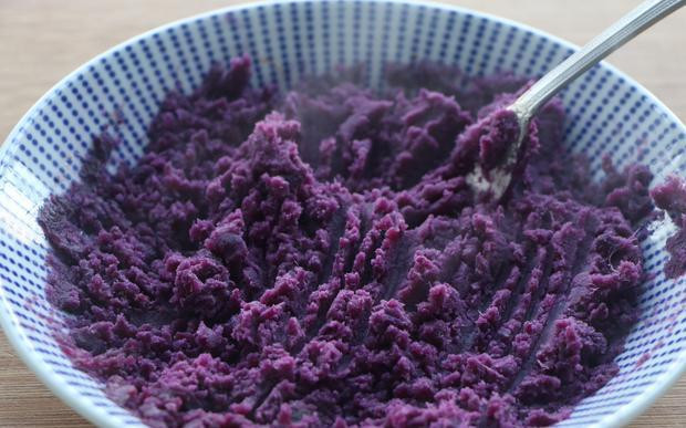 4. Khoai lang tím cho đường, sữa chua vào khuấy đều đến độ sệt tùy thích.