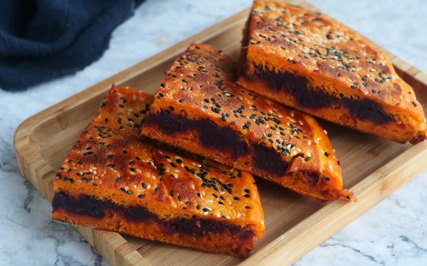 Bánh khoai lang bí đỏ là một lựa chọn lý tưởng làm bữa sáng nhiều dinh dưỡng cho cả gia đình, cách làm lại đơn giản, ngay cả những mẹ sợ mình vụng cũng có thể làm dễ dàng.