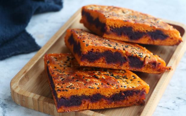 Bánh khoai lang bí đỏ với lớp vỏ bánh vàng giòn nhẹ, nhân có sữa chua dẻo thơm vừa ngọt dìu dịu là bữa sáng lý tưởng cho cả nhà.