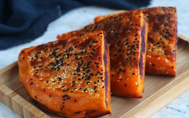 Bánh ngọt dịu, ngoài mềm, trong dẻo, màu sắc lại đẹp mắt, sẽ khiến bé thích mê.