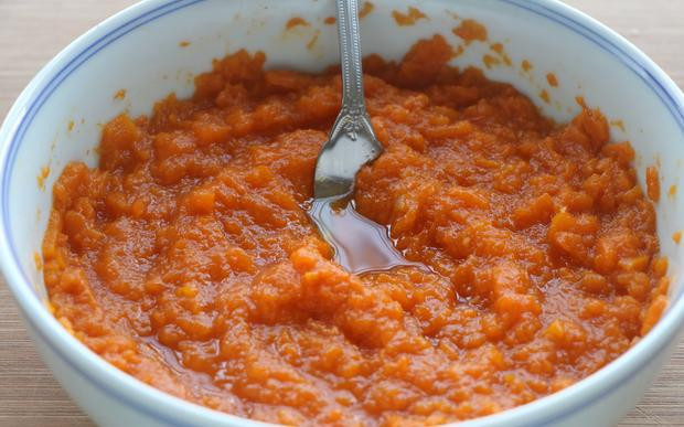 Cách làm: 1. Bí, khoai gọt vỏ cắt từng lát mỏng, hấp cách thủy. 2. Bí ép nhuyễn, để nguội và cho men, đường vào trộn đều.