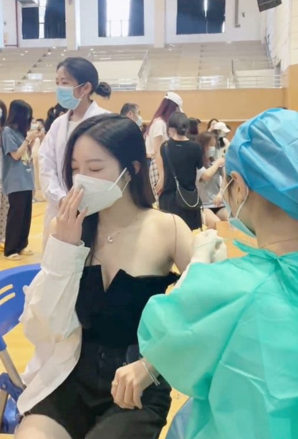 Vaccine được tiêm ở bắp tay. Chính vì vậy, ngay cả khi không ăn mặc hở hang song thiếu tinh tế có thể khiến chủ nhân rơi vào cảnh “dở khóc dở cười”.