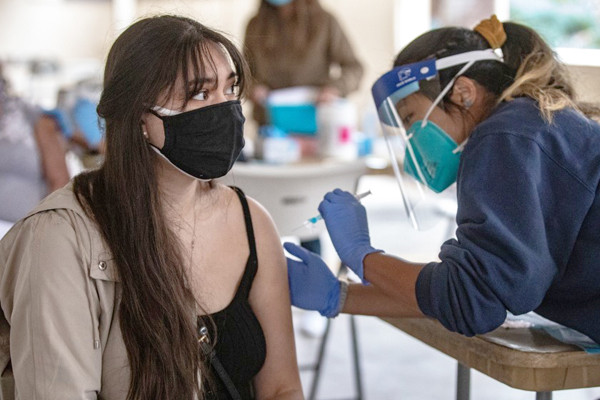 Thời tiết nắng nóng, áo hoặc đầm hai dây rất được chị em chuộng mặc. Để phù hợp với đám đông, chị em có thể khoác thêm chiếc áo mỏng bên ngoài. Bằng cách này, chị em vừa có vẻ ngoài xinh đẹp, vừa không lo “lộ hàng” nếu bất cẩn. Ảnh: Internet