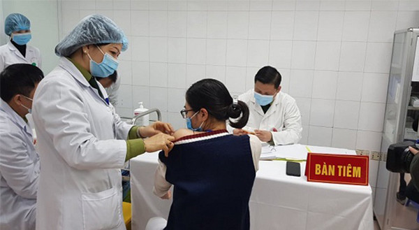 Vừa cố công vén áo, vừa gồng mình chịu đau thật sự là trải nghiệm không hề thoải mái.