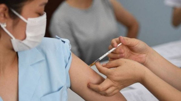 Để tránh mặc hớ đi tiêm vaccine, mọi người nên dành chút thời gian để chọn trang phục sao cho thoải mái nhất.