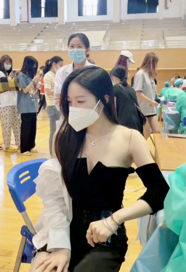 Dịch bệnh COVID-19 diễn biến phức tạp, Bộ Y tế đang khẩn trương thực hiện chiến dịch tiêm phòng vaccine COVID-19 nhằm ngăn chặn sự lây lan dịch bệnh. Xoay quanh chủ đề tiêm vaccine, mạng xã hội tràn ngập chia sẻ trải nghiệm tiêm chủng. Bên cạnh đó, những hình ảnh mặc hớ đi tiêm vaccine cũng được lan truyền, khiến người nhìn được phen nóng mặt.