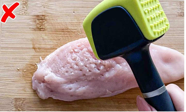 Giã thịt trực tiếp. Để thịt chín đều, cần giã chúng nhỏ dẹt hơn. Lưu ý, không nên giã thịt trực tiếp bởi chúng có thể nhiễm vi khuẩn từ dụng cụ, các bề mặt tiếp xúc.