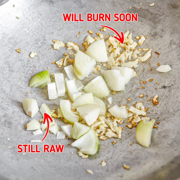  Cho tỏi vào chảo phi thơm. Phi thơm tỏi trong mỡ sẽ khiến chúng bị cháy khiến món ăn mất ngon. Để khắc phục, bạn chỉ cần đập dập tỏi thành những miếng lớn, chiên trong vòng 10 giây rồi nhanh chóng cho những nguyên liệu khác vào. Nếu dùng tỏi băm nhuyễn, bạn nên cho chúng vào món ăn cuối cùng để không bị biến chất.