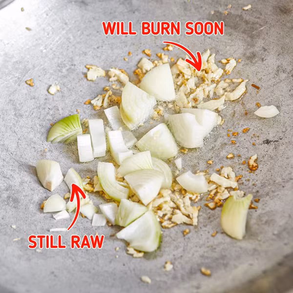  Cho tỏi vào chảo phi thơm. Phi thơm tỏi trong mỡ sẽ khiến chúng bị cháy khiến món ăn mất ngon. Để khắc phục, bạn chỉ cần đập dập tỏi thành những miếng lớn, chiên trong vòng 10 giây rồi nhanh chóng cho những nguyên liệu khác vào. Nếu dùng tỏi băm nhuyễn, bạn nên cho chúng vào món ăn cuối cùng để không bị biến chất.