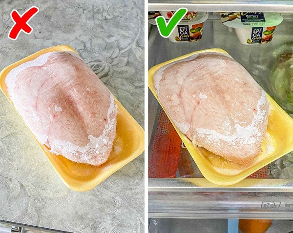 Rã đông thịt ở nhiệt độ phòng. Để rút ngắn thời gian, nhiều người có xu hướng rã đông thịt ở nhiệt độ phòng. Tuy nhiên cách làm này không được khuyến khích, khiến món ăn mất ngon, dễ biến chất. Điều này bắt nguồn từ việc nhiệt độ phòng là điều kiện lý tưởng cho vi khuẩn phát triển. Bạn cũng rất dễ bỏ lỡ thời điểm thịt bắt đầu hỏng vì bề ngoài rất khó nhận thấy.