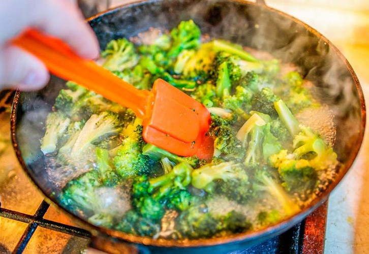 Dùng vòi nước rửa rau. Mọi người đều biết rau rất dễ nhiễm bẩn trong quá trình phát triển, cần rửa sạch trước khi chế biến. Khi thao tác, bạn nên dùng tay rửa nhẹ nhàng dưới vòi nước. Tiếp đó ngâm rau trong nước có pha soda để loại bỏ dư lượng thuốc trừ sâu, vi khuẩn và bụi bẩn.