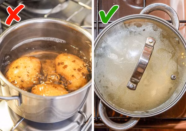 Luộc khoai không đậy nắp. Nhiều người cho rằng khi luộc nên mở nắp nồi để khoai không bị nát. Thực tế, để khoai nhanh chín và chín đều, bạn nên đậy nắp nồi lại. Bằng cách này, nhiệt độ không bị thất thoát. Để khoai không nát, cách tốt nhất là căn chỉnh thời gian chế biến phù hợp.