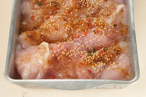 Ướp thịt trên 12 giờ. Nhiều người nhầm tưởng thời gian ướp càng lâu, thịt càng ngấm gia vị. Thực tế, thời gian ướp quá lâu chỉ khiến thịt trở nên dai, không tươi mềm. Sự thay đổi này bắt nguồn từ lượng axit trong nước ướp. Do vậy, để món ăn ngon, bạn chỉ cần ướp thịt trong 20 phút là đủ.