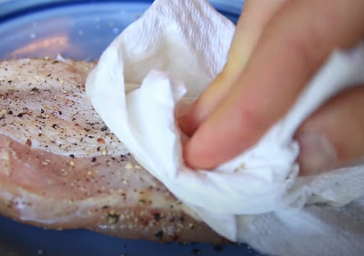 Chiên thịt ngay sau khi ướp gia vị. Chiên thịt ngay sau khi ướp gia vị sẽ khiến món bít tết không được giòn như ý. Chính sự kết hợp giữ thịt và muối trong gia vị sẽ tạo nên lượng ẩm lớn, khiến bạn mất nhiều thời gian để làm chín, món ăn cũng vì thế mà bị khô.