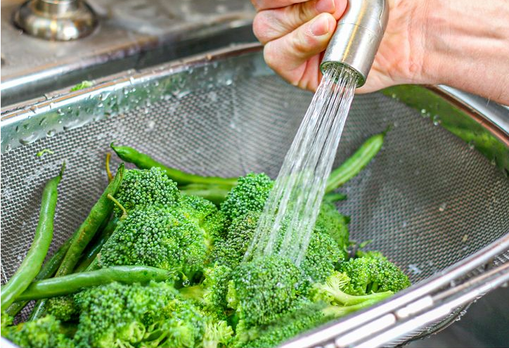Ngược lại, dùng sức mạnh vòi nước để rửa rau sẽ không thể loại bỏ hết bụi bẩn. Ăn loại rau này, bạn vô tình “đầu độc” cơ thể mà không hay biết.